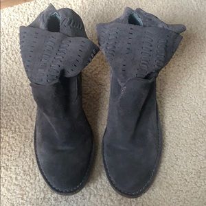 Saggy suede boots